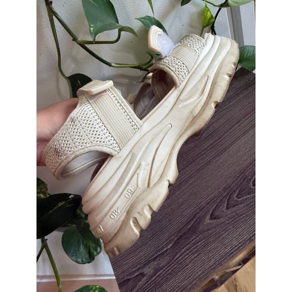 Women’s size 8/9 white Velcro sandals - Picture 7 of 10